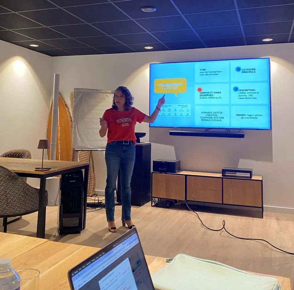 Élodie Kergresse présente les champs d'une fiche Google pendant un atelier en petit groupe